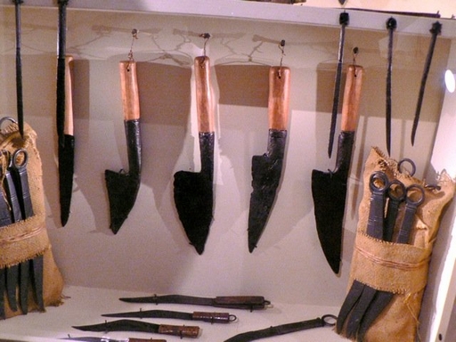 picture of roman era kitchen knives in a museum